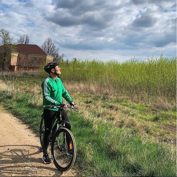 Moderátor Honza Musil už jezdí na kole. 