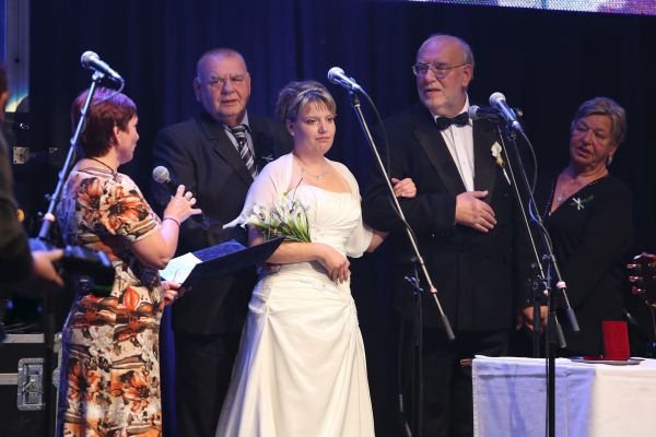 2012 Svatba před nabitou Lucernou.
