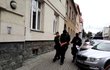 Policie přivedla dva mladíky obviněné z vraždy k soudu, který rozhodl o jejich umístění do vazby.