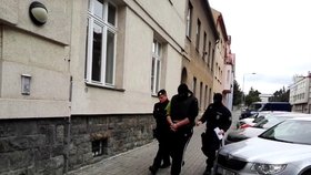 Policie přivedla dva mladíky obviněné z vraždy k soudu, který rozhodl o jejich umístění do vazby.