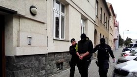 Policie přivedla dva mladíky obviněné z vraždy k soudu, který rozhodl o jejich umístění do vazby.