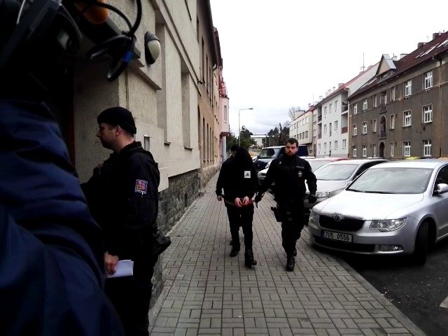 Policie přivedla dva mladíky obviněné z vraždy k soudu, který rozhodl o jejich umístění do vazby.