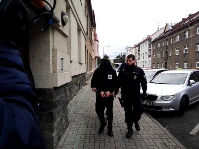 Policie přivedla dva mladíky obviněné z vraždy k soudu, který rozhodl o jejich umístění do vazby.