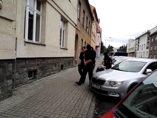 Policie přivedla dva mladíky obviněné z vraždy k soudu, který rozhodl o jejich umístění do vazby.