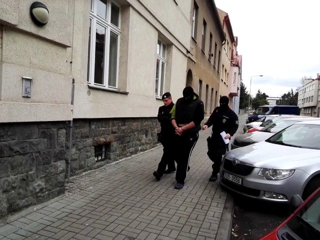 Policie přivedla dva mladíky obviněné z vraždy k soudu, který rozhodl o jejich umístění do vazby.