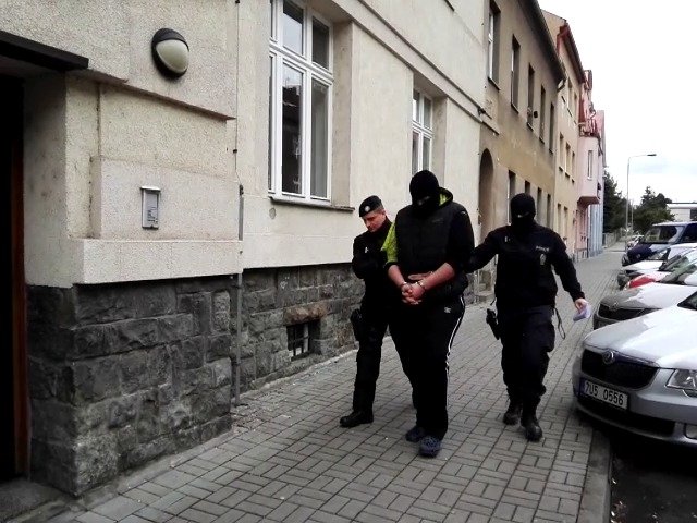 Policie přivedla dva mladíky obviněné z vraždy k soudu, který rozhodl o jejich umístění do vazby.