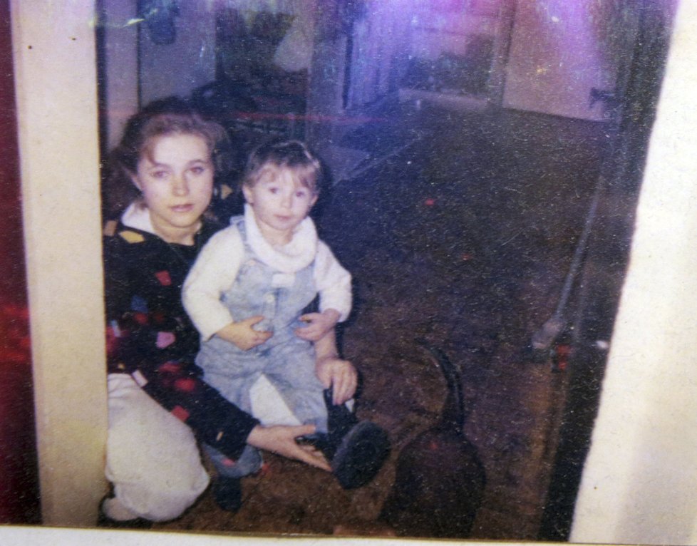 Maminka Ivana s malým Honzíkem v 90.letech.