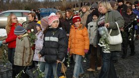 S Honzíkem se přišli rozloučit i jeho kamarádi a spolužáci