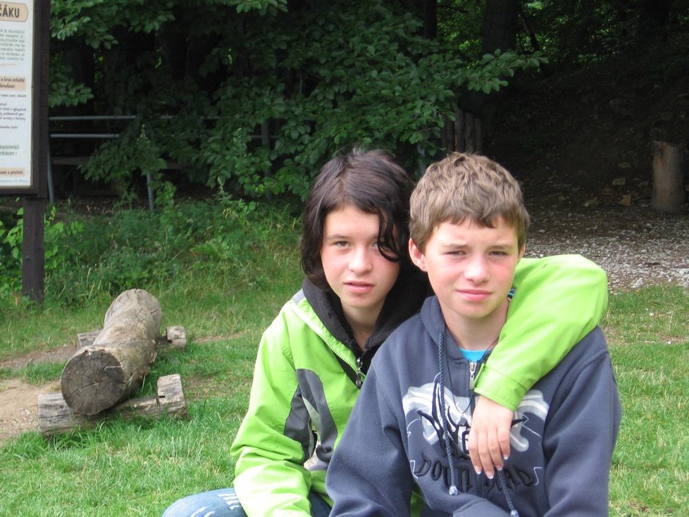 Honzík, který zemřel na těžká zranění po pádu stromu a jeho sestra Hana (14). Měli jsme se moc rádi, byli jsme ti nejlepší kamarádi, řekla Blesku