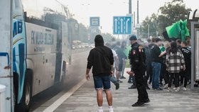 Neukáznění fanoušci z Mladé Boleslavy si v Pardubicích podpálili vlastní autobus.