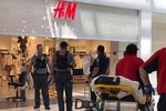 Policie na místě střelby v nákupním centru Hoover v Alabamě, při které zemřel 8letý chlapec