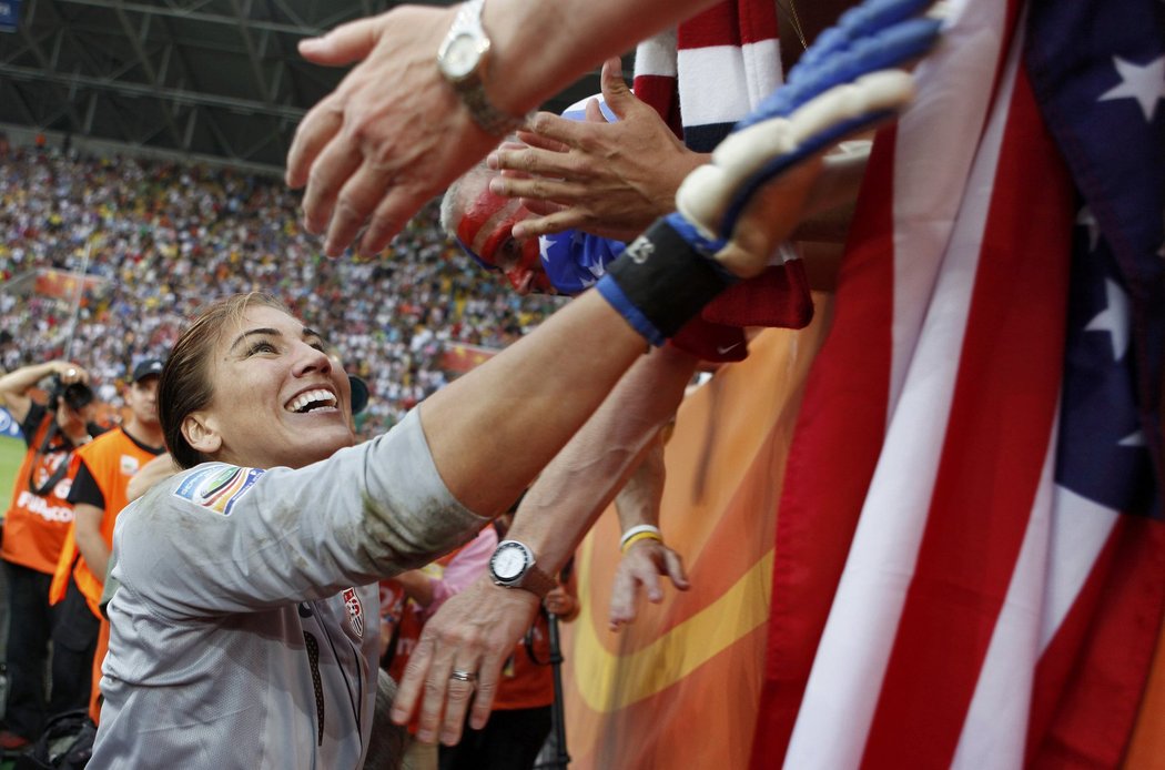 Americká brankářka Hope Solo je sexy. Chlapi ji milují, jenže ona na ně prostě kašle...