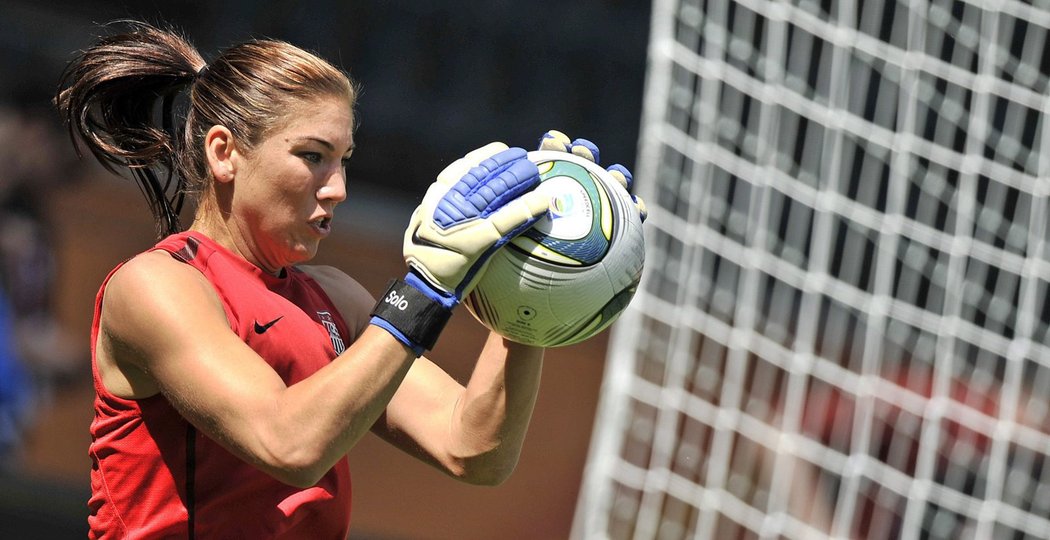 Americká brankářka Hope Solo je sexy. Chlapi ji milují, jenže ona na ně prostě kašle...