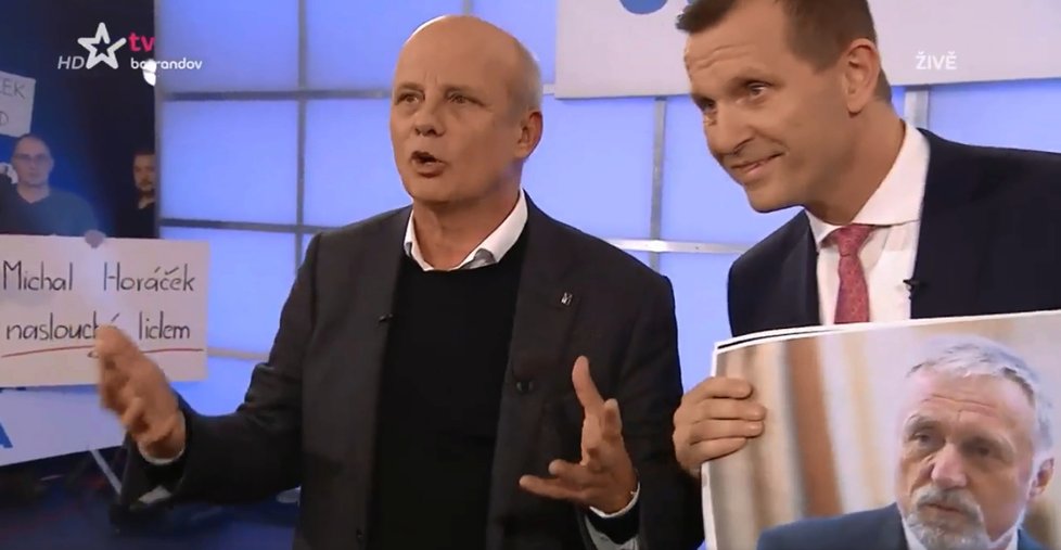 Prezidentský kandidát Michal Horáček (vlevo) a šéf TV Barrandov Jaromír Soukup spolu před kamerami.