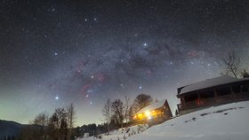 zasněžená krajina slovenské Oravské Lesné s uskupením jasných hvězd tzv. Zimního šestiúhelníku.
