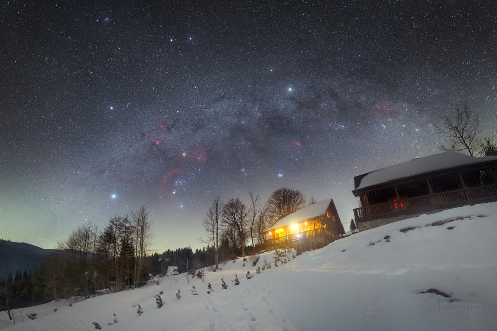 Zasněžená krajina slovenské Oravské Lesné s uskupením jasných hvězd tzv. Zimního šestiúhelníku, fotografie Petra Horálka