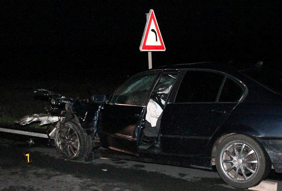 Ukrajinka Maria řídila BMW, dostala smyk a narazila do protijedoucího vozu. Muž a žena v něm zemřeli, tříletá holčička utrpěla těžká zranění.