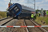 Srážka rychlíků a 37 zraněných: Pod jedoucím vlakem přehodili výhybku
