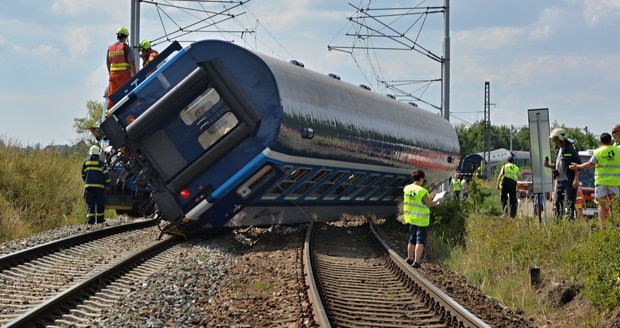 Srážka rychlíků a 37 zraněných: Pod jedoucím vlakem přehodili výhybku