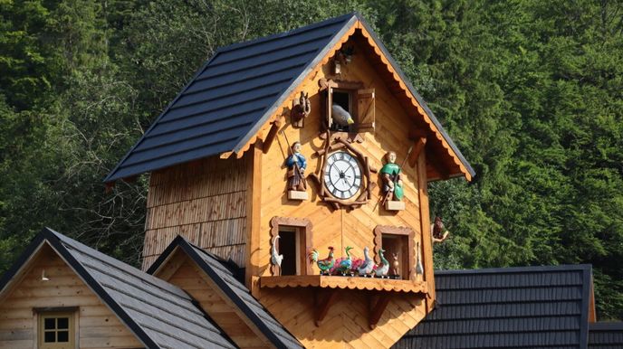 Kukačkové hodiny v Gazdovském dvoře jsou největší na Slovensku. Kukačkové hodiny v Gazdovském dvoře jsou největší na Slovensku.