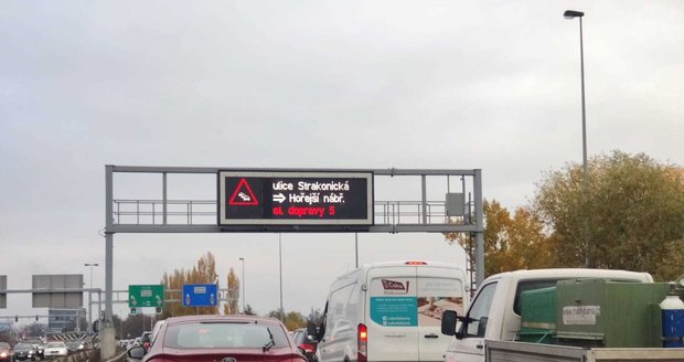Kolaps dopravy na Smíchově kvůli nehodě na Hořejším nábřeží, 8. listopadu 2019
