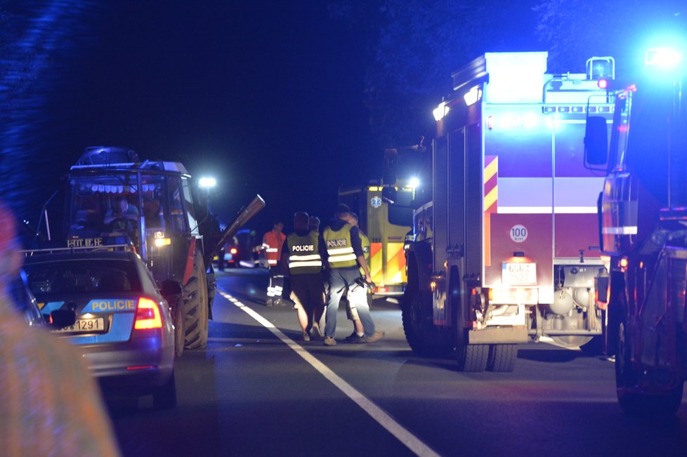 U obce Hořesedly na Rakovnicku zemřel řidič osobního auta po nárazu do traktoru.