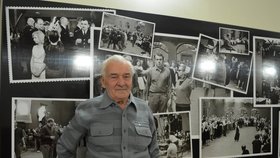 Jaroslav Kuttelwasher (92), když zrovna nehrál, chodil po sále a fotil. Jeho snímky nyní zdobí prostory kulturáku ve Vrchlabí, kde se fi lm natáčel.