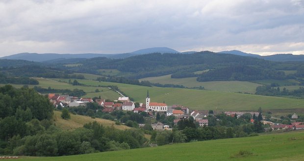 Hořice leží ve svahu, díky tomu mohou být kašny propojeny samospádem.