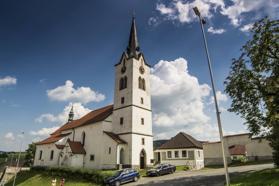 Jednu z kašen objevíte i u kostela.