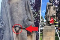 Vosy „vylepšily” sochu Karla Havlíčka Borovského: Hnízdo ve tvaru přirození odstraňovali hasiči