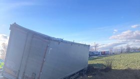 Kamion v Hoříně smetl osobní automobil.