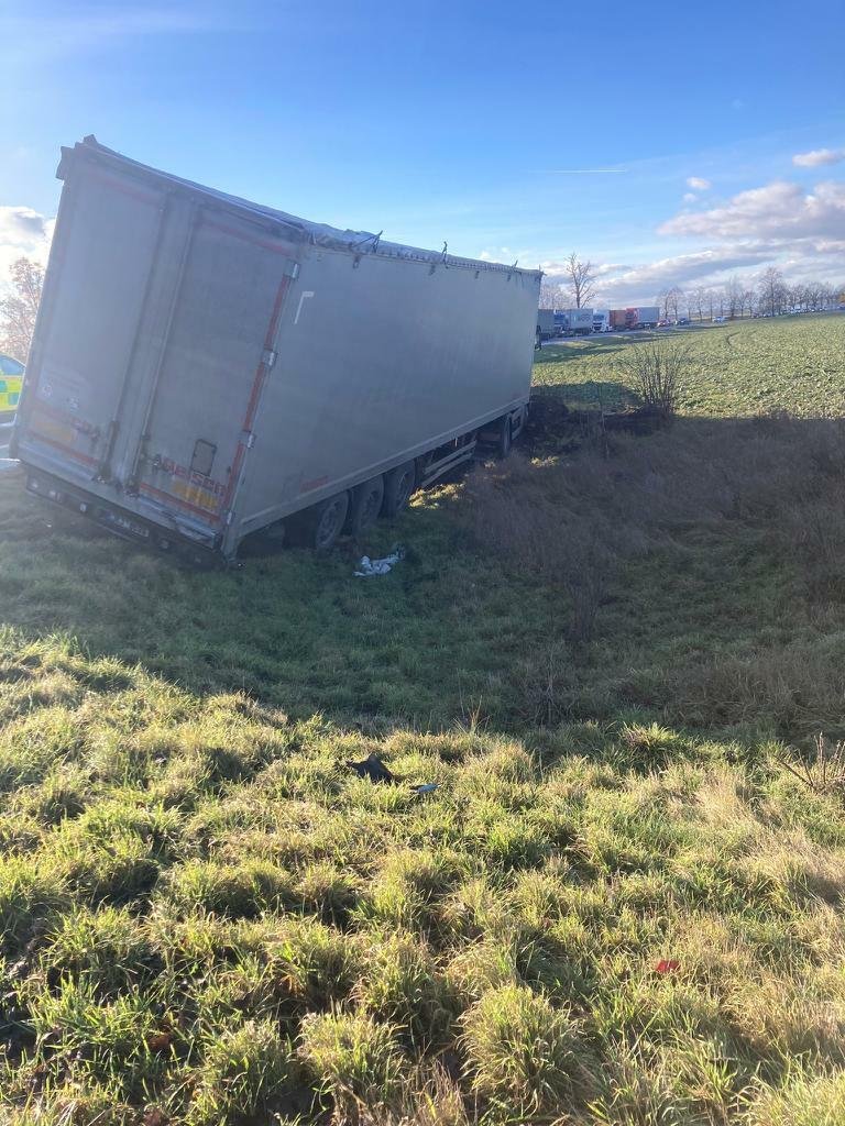 Kamion v Hoříně smetl osobní automobil.