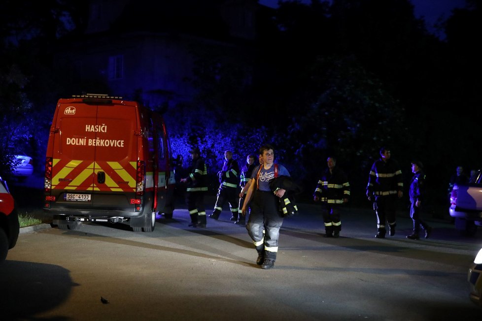 Pátrání po ztraceném čtyřměsíčním chlapci na Mělnicku: Zapojili se policisté, hasiči i dobrovolníci.