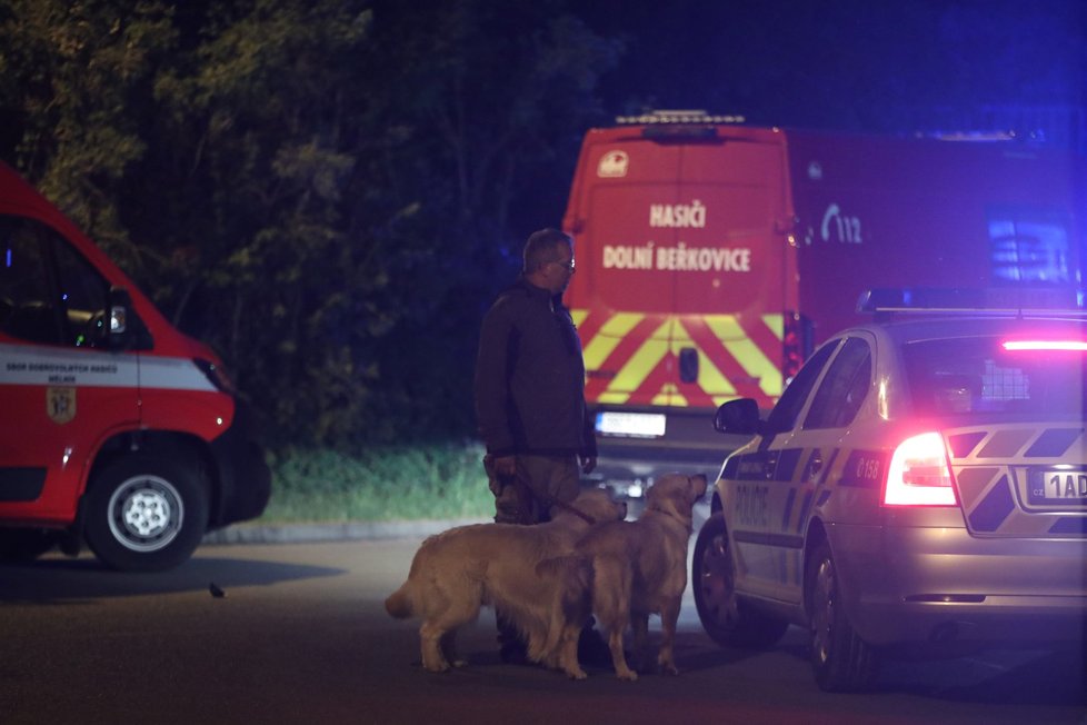 Pátrání po ztraceném čtyřměsíčním chlapci na Mělnicku: Zapojili se policisté, hasiči i dobrovolníci.