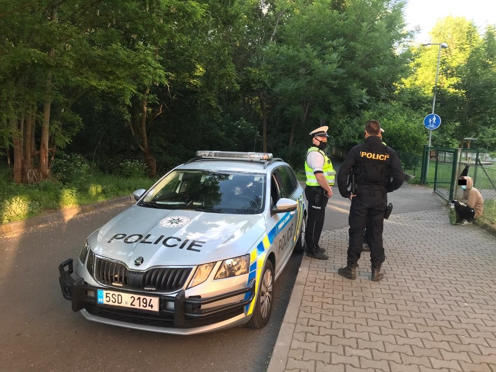 Mámě ukradli miminko s kočárkem? Policie hledá dítě na Mělnicku! Zasahuje i vrtulník.