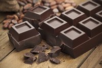 Závislák na čokoládě: Strážníci chytili mlsného zloděje, měl jí plné ruce i upatlanou pusu