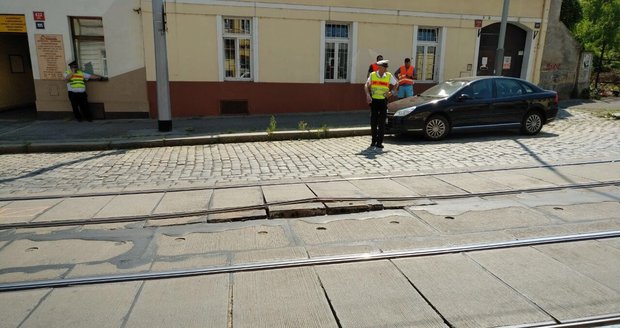 Horko poškodilo koleje v Zenklově ulici v Praze 8.