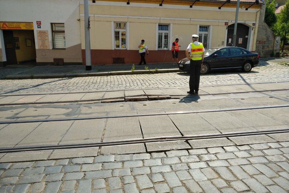 Horko poškodilo koleje v Zenklově ulici v Praze 8.