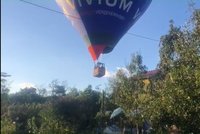 Podivný přelet nad rodinným hnízdem: Balón minul dům na okraji Brna o fous, obyvatelé podali stížnost