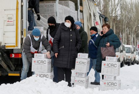 Humanitární pomoc Mezinárodního červeného kříže obyvatelům Horlivky, ovládané rebely.