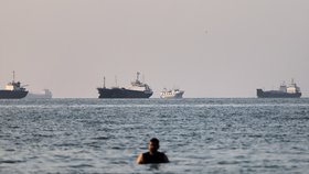 Lodě zakotvené v Hormuzském průlivu (8.6.2026)