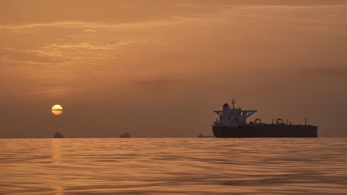 Lodě čekající u Hormuzského průlivu kvůli válce USA s Íránem Lodě čekající u Hormuzského průlivu kvůli válce USA s Íránem
