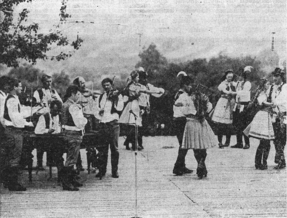 Horňácko je jediným místem v Česku, kde lidé ve velkém pěstují autentický folklor svých předků. Zpívají a tančí tak, jako jejich pradědové a prababičky před sto lety.