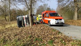 Na Českokrumlovsku havaroval popelářský vůz, dva muži se vážně zranili.