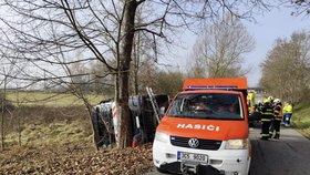 Na Českokrumlovsku havaroval popelářský vůz, dva muži se vážně zranili.