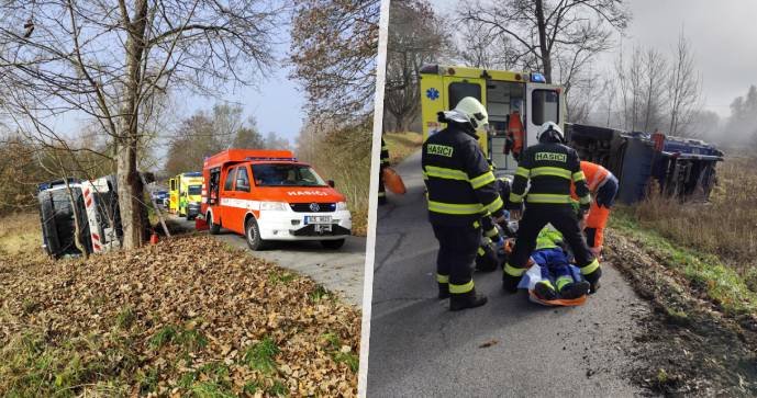 Na Českokrumlovsku havaroval popelářský vůz, dva muži se vážně zranili.