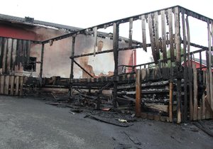 Oheň poničil noční klub na Domažlicku.