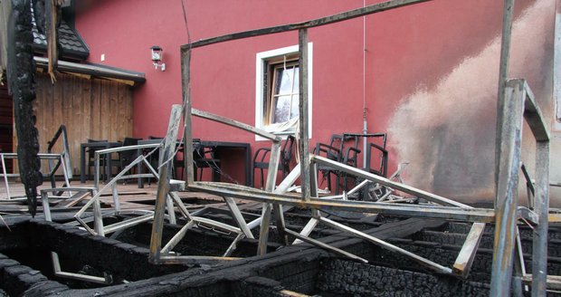Oheň poničil noční klub na Domažlicku.