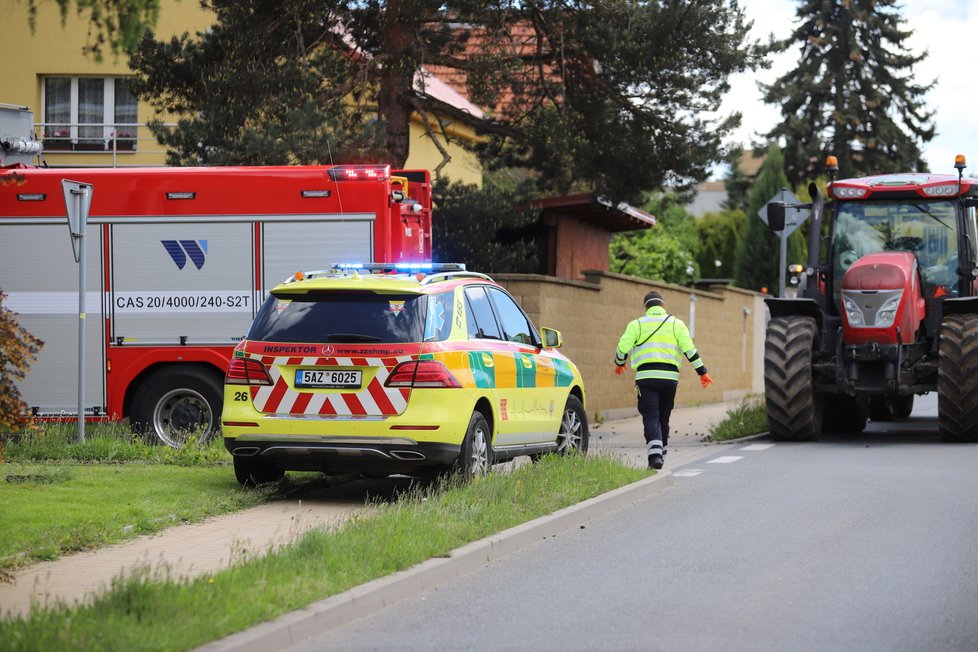 V Horních Počernicích došlo v sobotu 22. května ke srážce čtyřkolky s traktorem. Řidič čtyřkolky na místě zemřel.