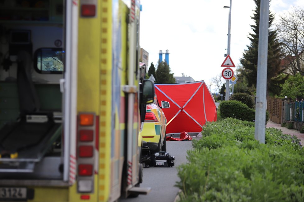 V Horních Počernicích došlo v sobotu 22. května ke srážce čtyřkolky s traktorem. Řidič čtyřkolky na místě zemřel.